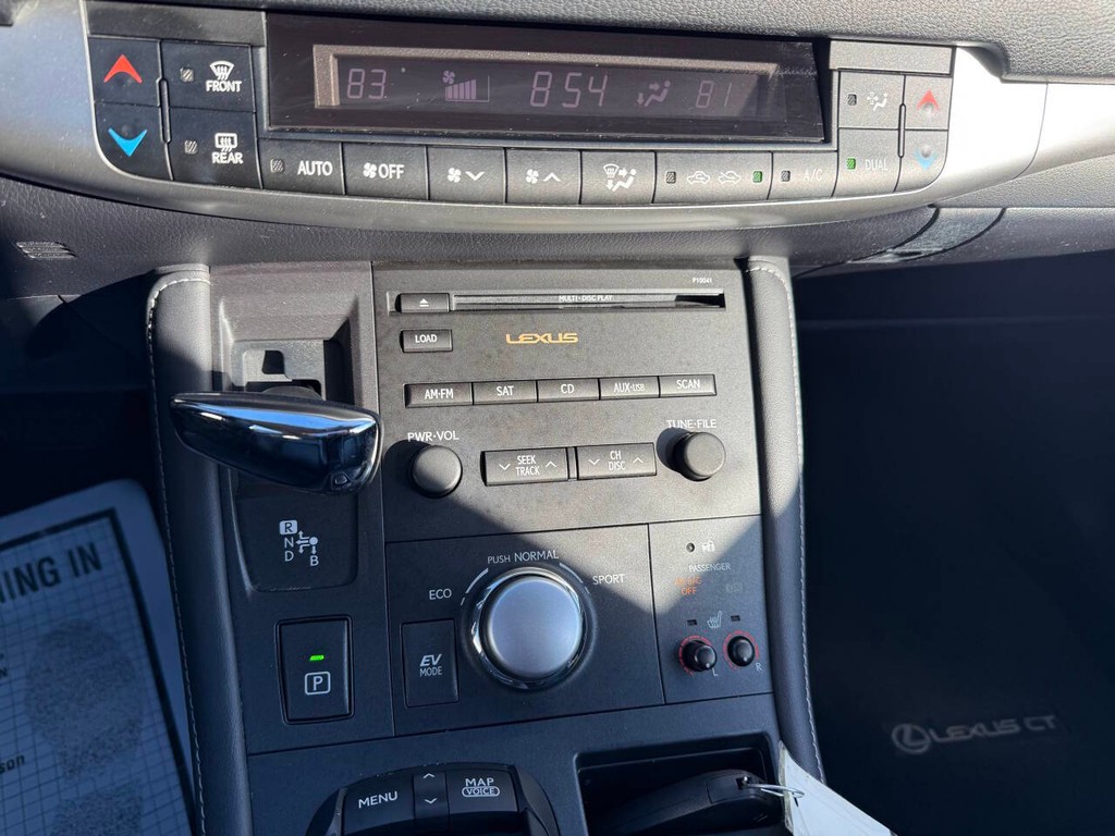 Lexus CT 200h Vehicle Full-screen Gallery Image 30