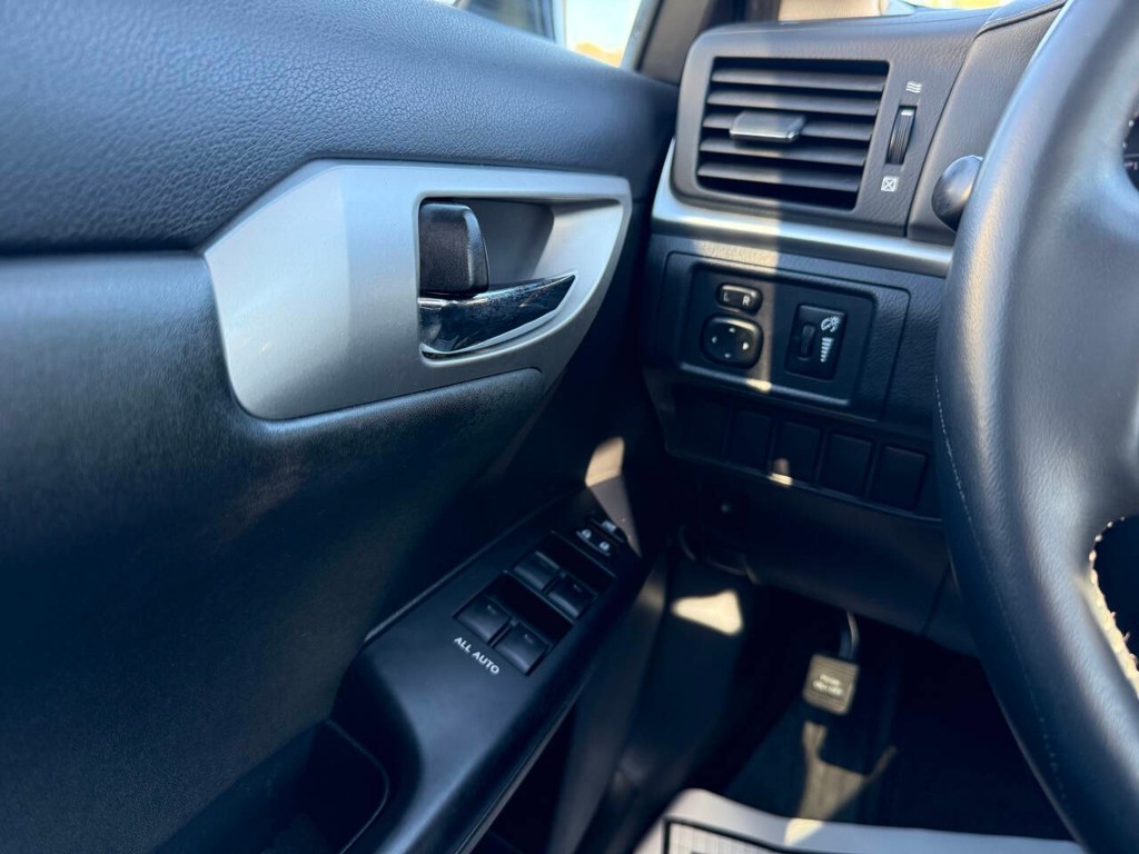 Lexus CT 200h Vehicle Full-screen Gallery Image 32