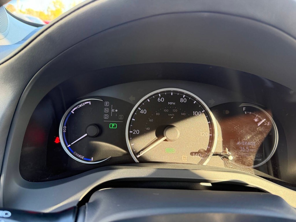 Lexus CT 200h Vehicle Full-screen Gallery Image 34