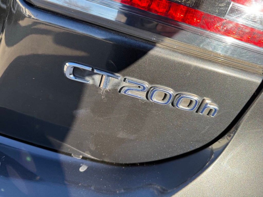 Lexus CT 200h Vehicle Full-screen Gallery Image 40