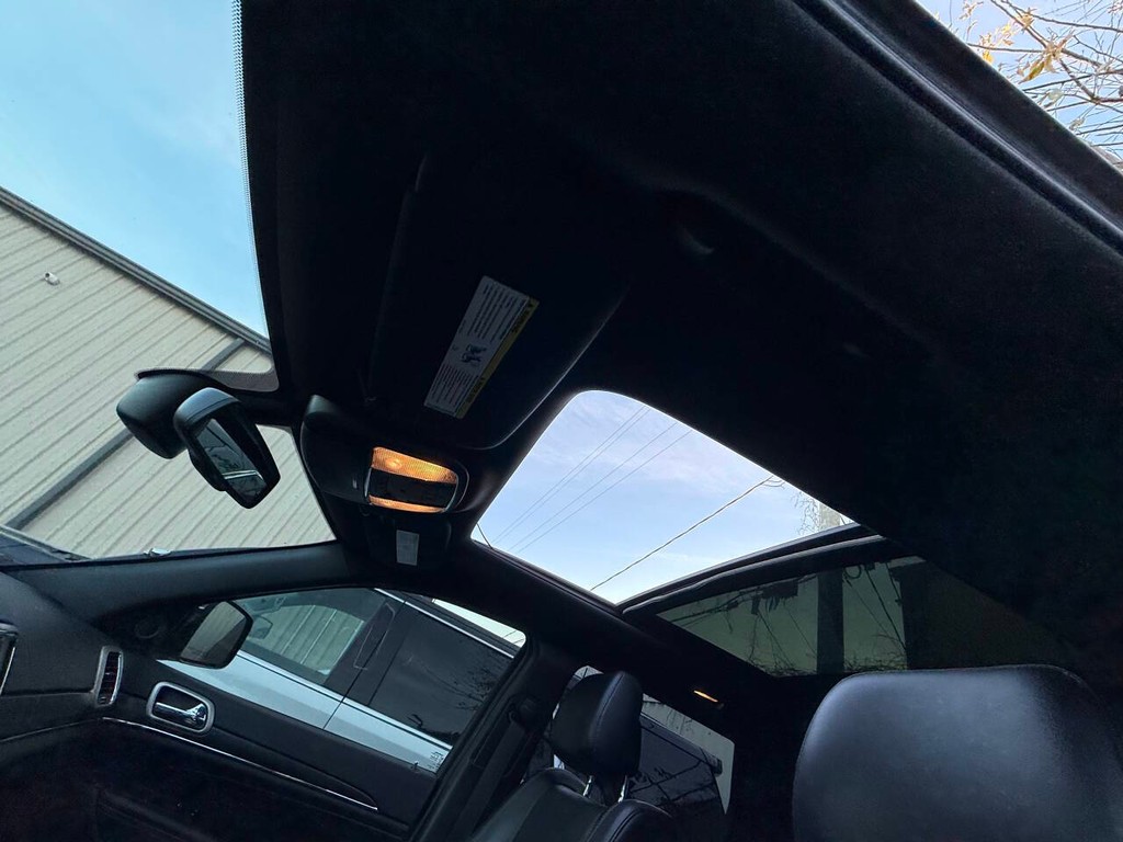 Jeep Grand Cherokee Vehicle Full-screen Gallery Image 31