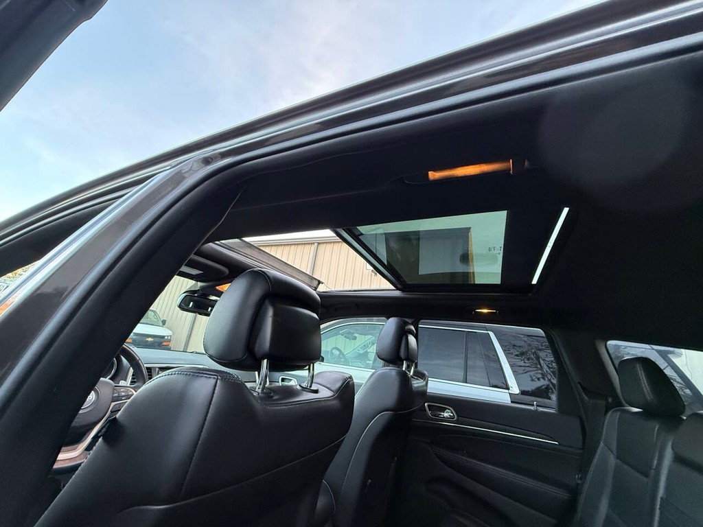 Jeep Grand Cherokee Vehicle Full-screen Gallery Image 32