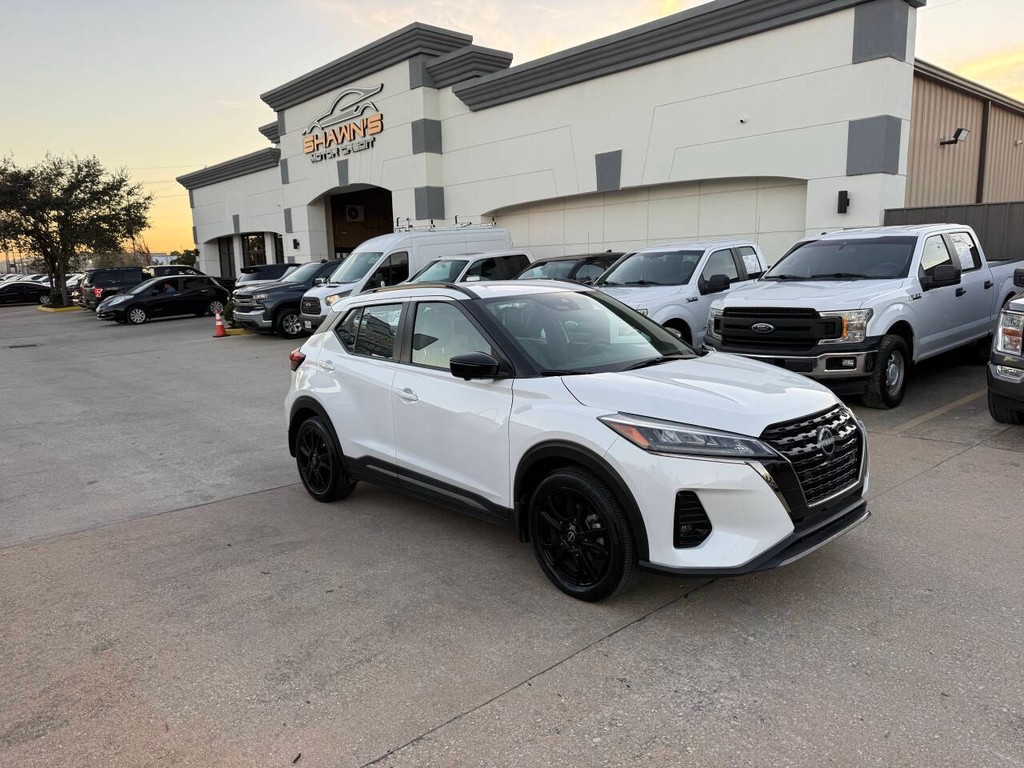 Nissan Kicks Vehicle Full-screen Gallery Image 02