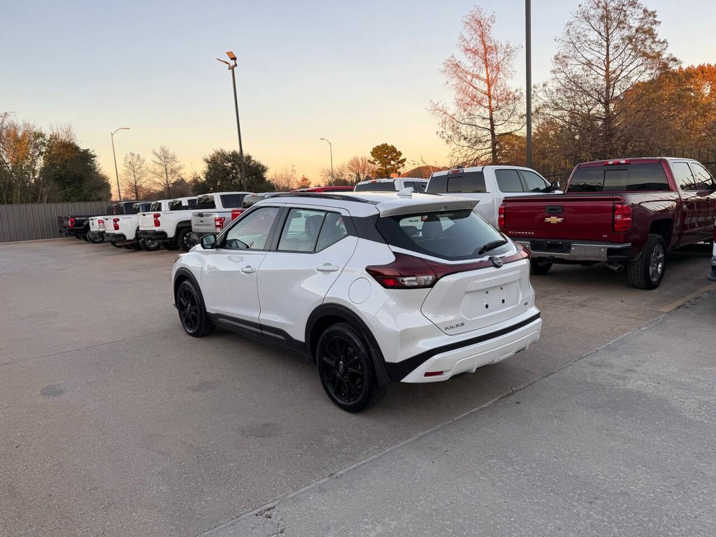 Nissan Kicks Vehicle Full-screen Gallery Image 04