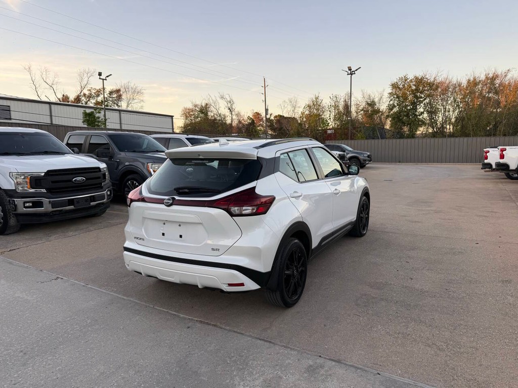 Nissan Kicks Vehicle Full-screen Gallery Image 05