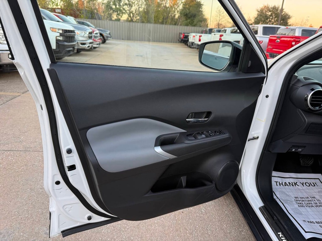 Nissan Kicks Vehicle Full-screen Gallery Image 08