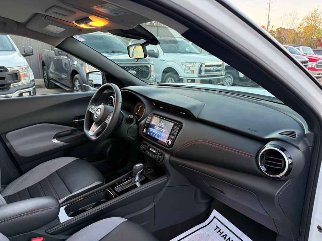 Nissan Kicks Vehicle Full-screen Gallery Image 09