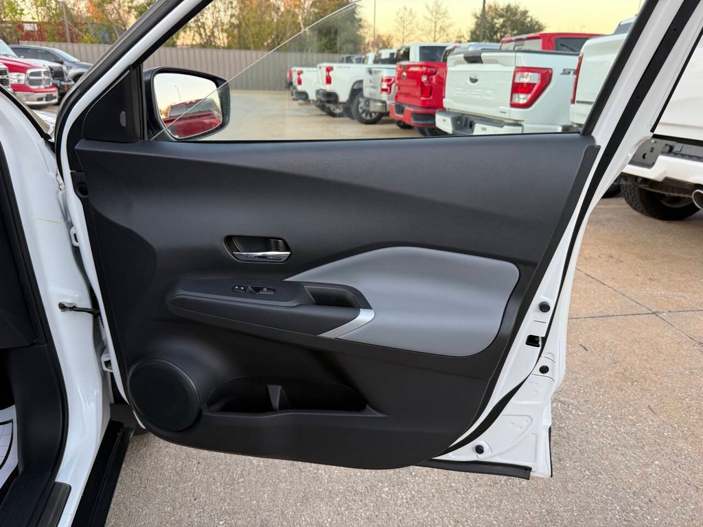 Nissan Kicks Vehicle Full-screen Gallery Image 11