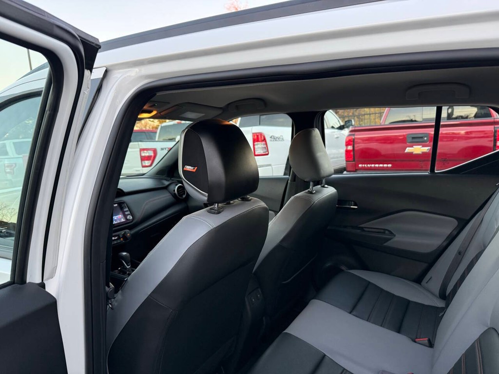 Nissan Kicks Vehicle Full-screen Gallery Image 12