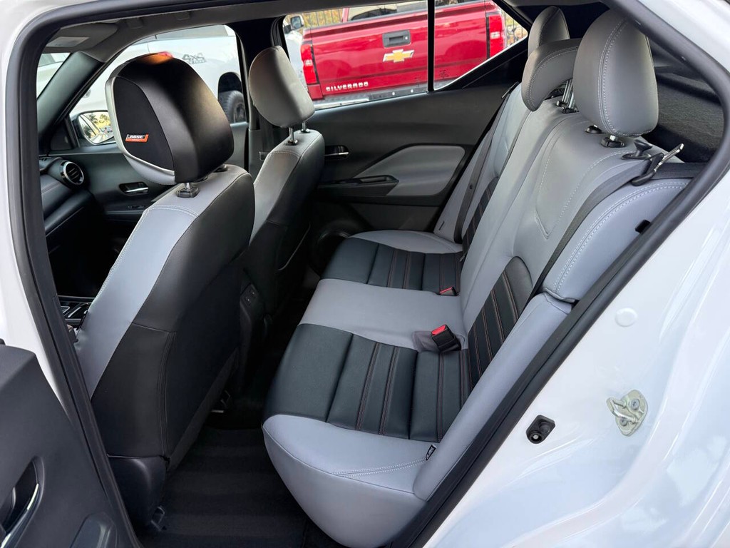 Nissan Kicks Vehicle Full-screen Gallery Image 13