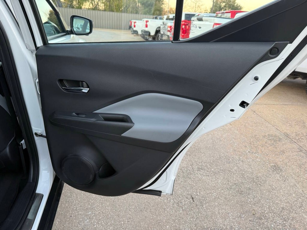 Nissan Kicks Vehicle Full-screen Gallery Image 16