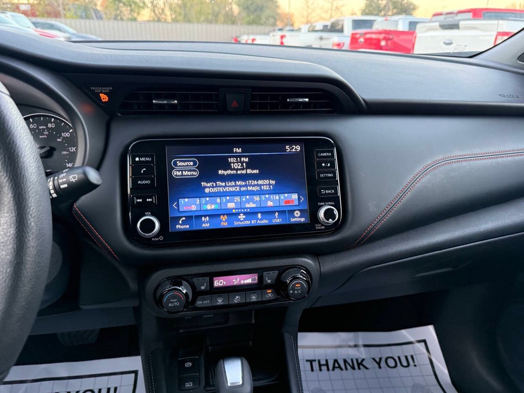 Nissan Kicks Vehicle Full-screen Gallery Image 24