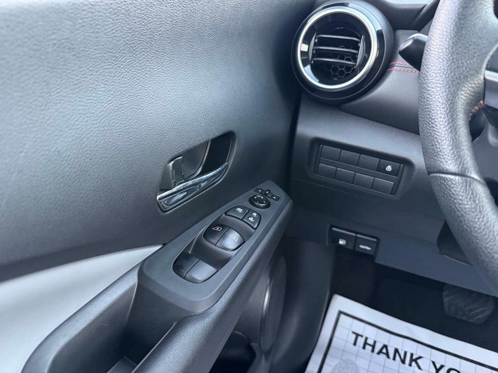 Nissan Kicks Vehicle Full-screen Gallery Image 29