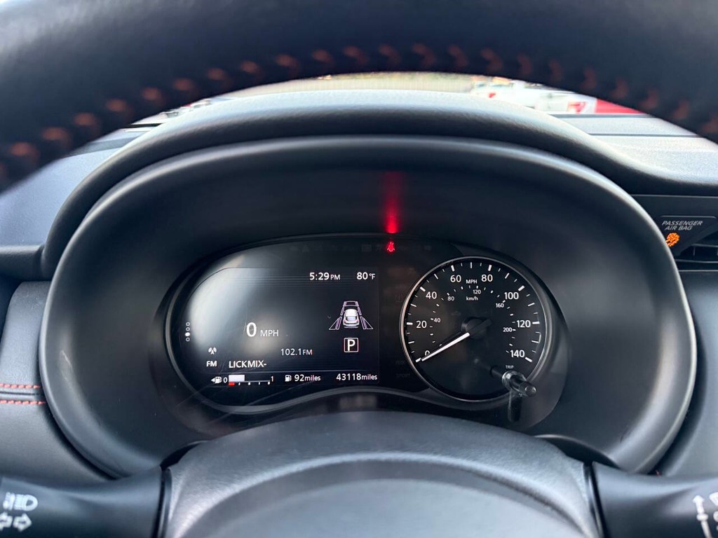 Nissan Kicks Vehicle Full-screen Gallery Image 30