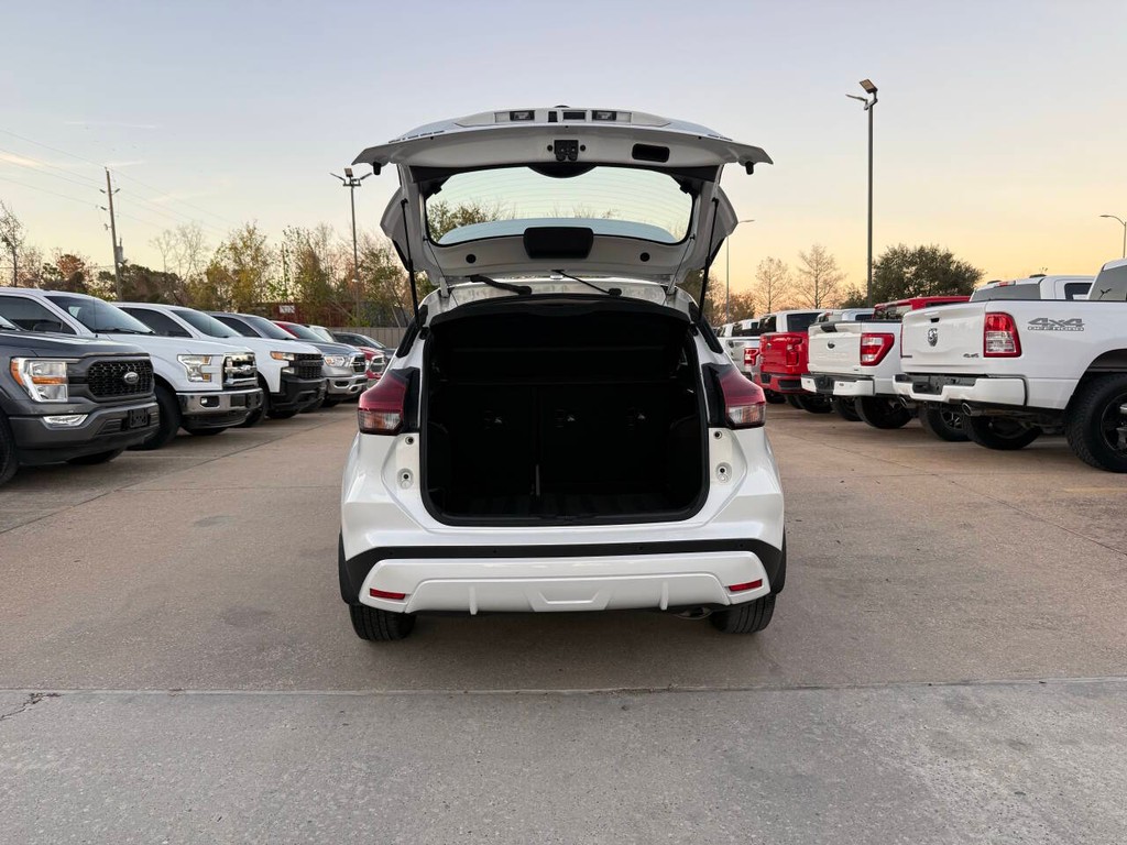 Nissan Kicks Vehicle Full-screen Gallery Image 35