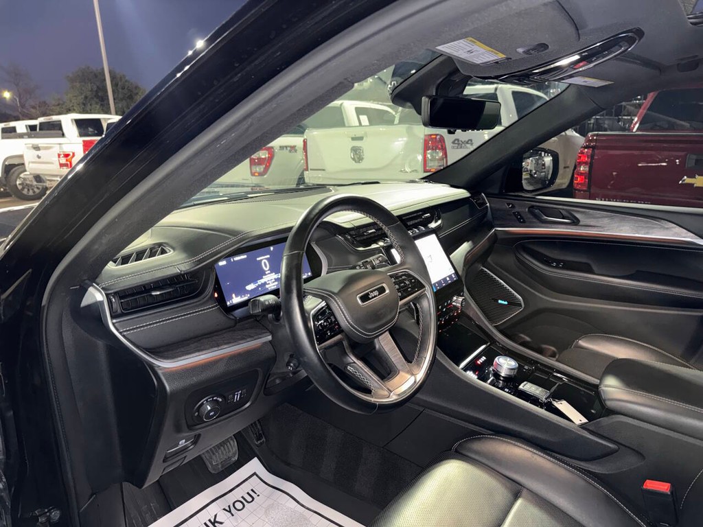 Jeep Grand Cherokee L Vehicle Full-screen Gallery Image 06