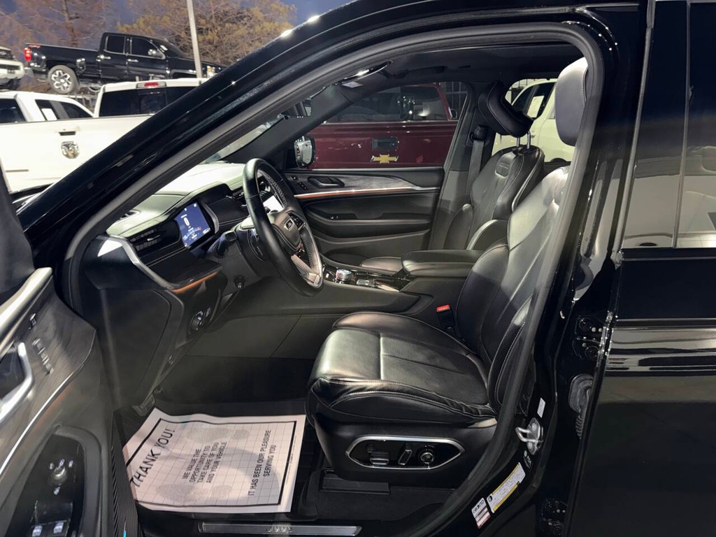 Jeep Grand Cherokee L Vehicle Full-screen Gallery Image 07