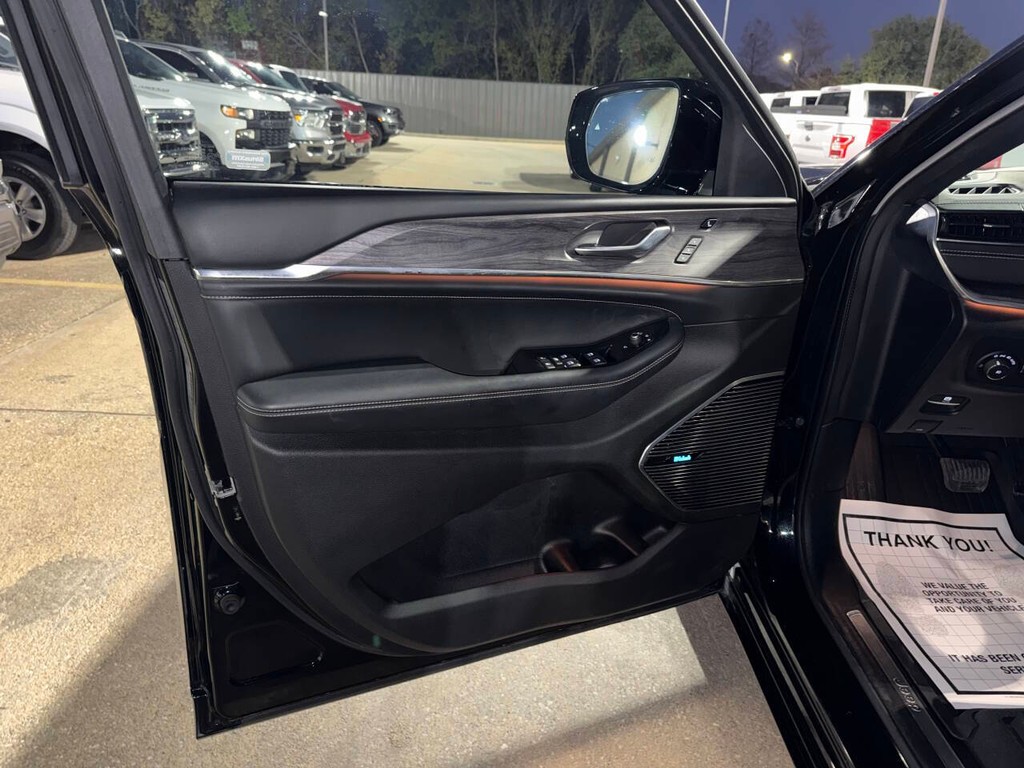 Jeep Grand Cherokee L Vehicle Full-screen Gallery Image 08