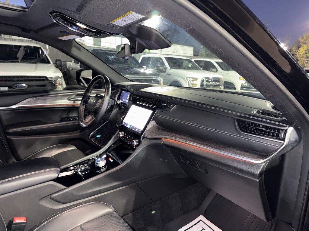 Jeep Grand Cherokee L Vehicle Full-screen Gallery Image 09