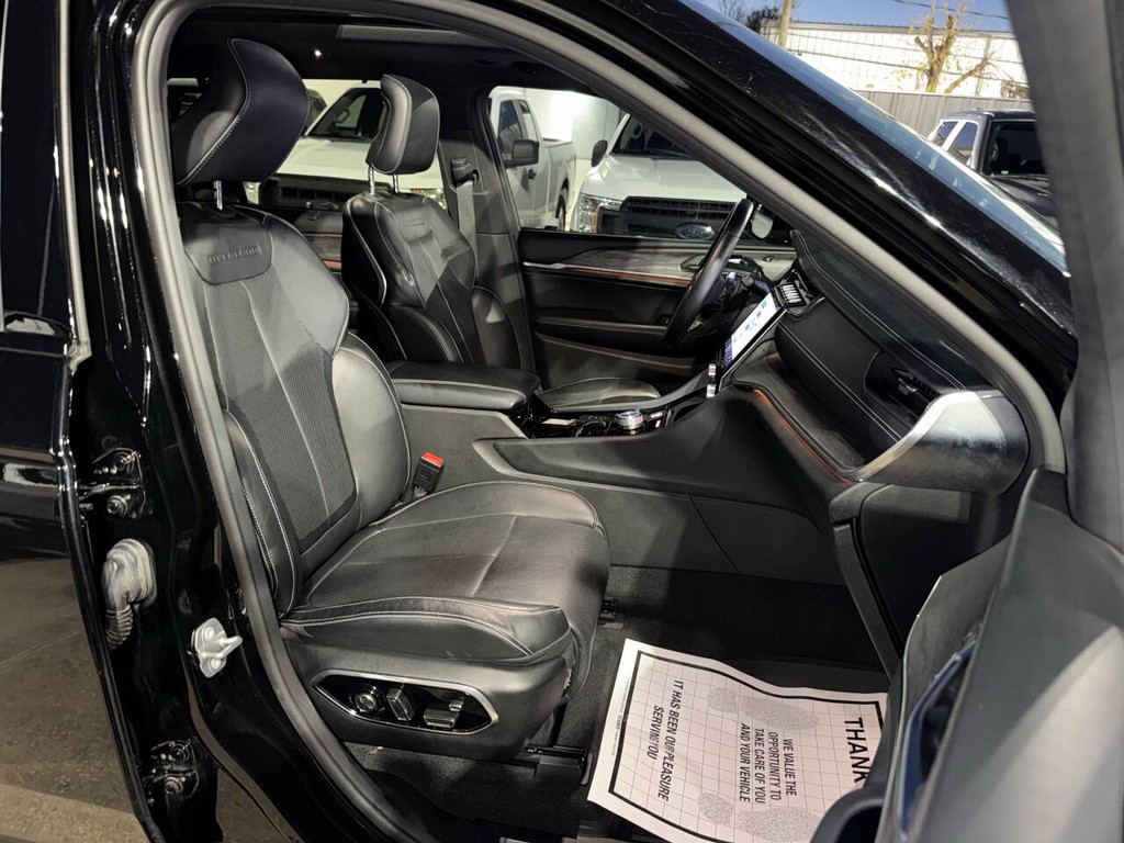 Jeep Grand Cherokee L Vehicle Full-screen Gallery Image 10