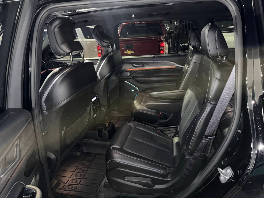 Jeep Grand Cherokee L Vehicle Full-screen Gallery Image 13