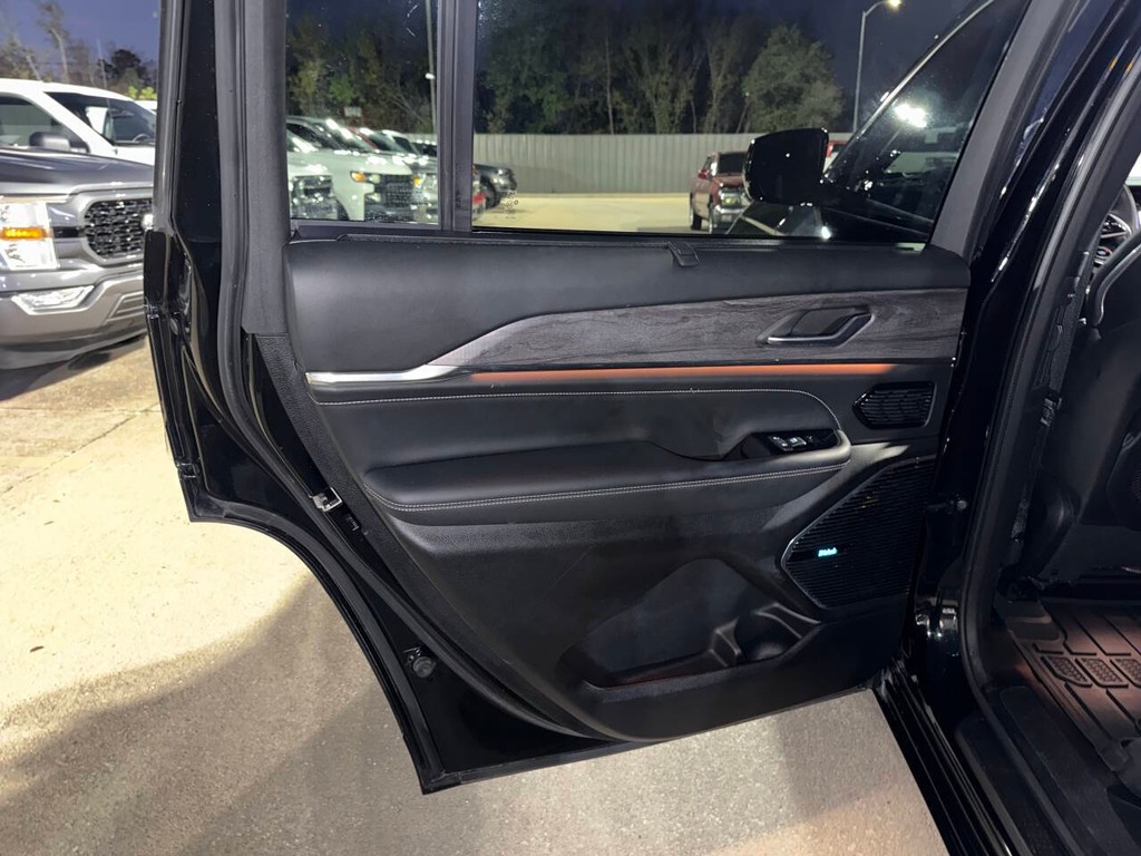 Jeep Grand Cherokee L Vehicle Full-screen Gallery Image 15