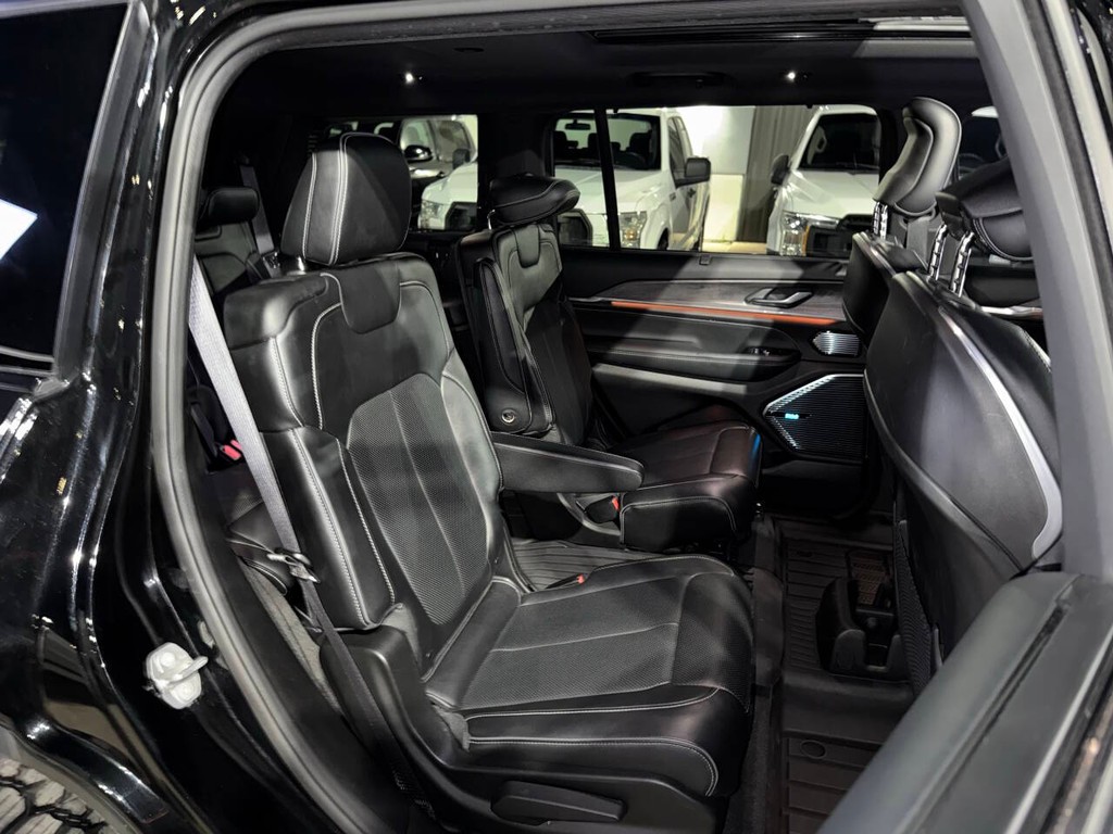 Jeep Grand Cherokee L Vehicle Full-screen Gallery Image 17