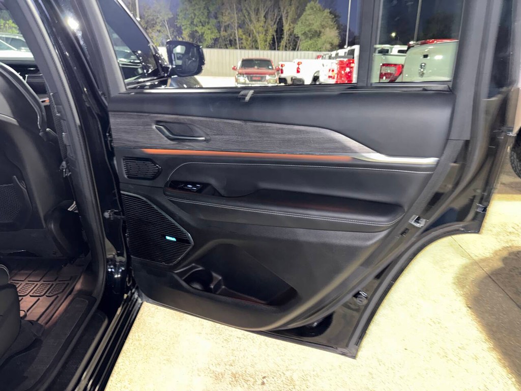 Jeep Grand Cherokee L Vehicle Full-screen Gallery Image 18