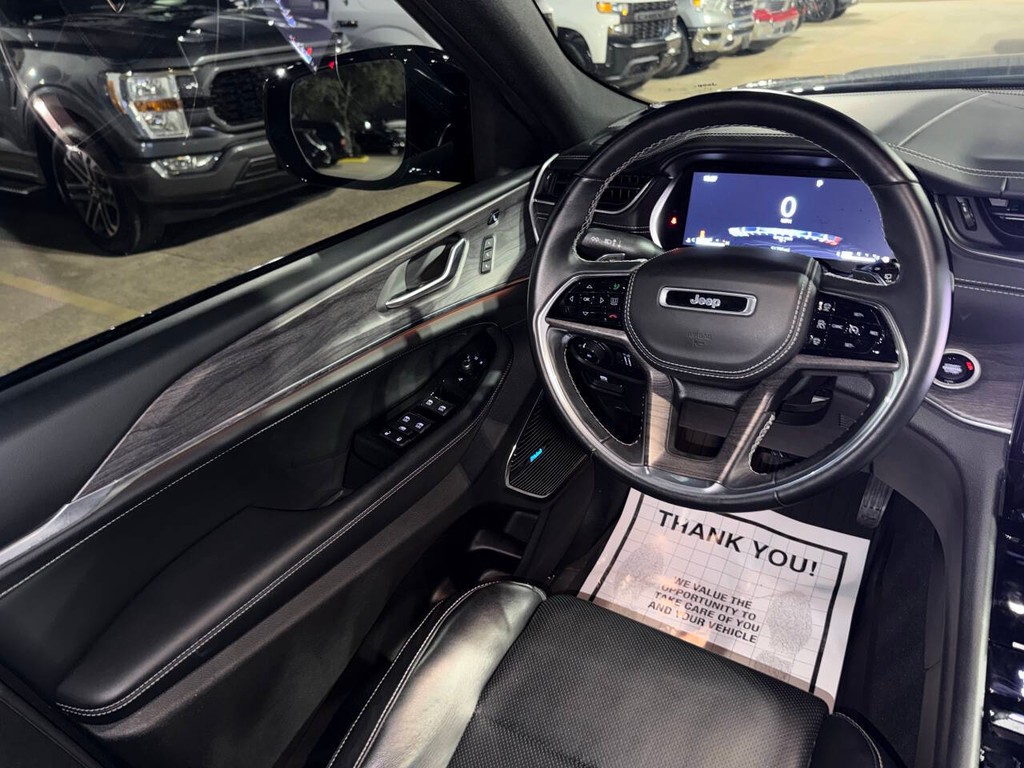 Jeep Grand Cherokee L Vehicle Full-screen Gallery Image 21