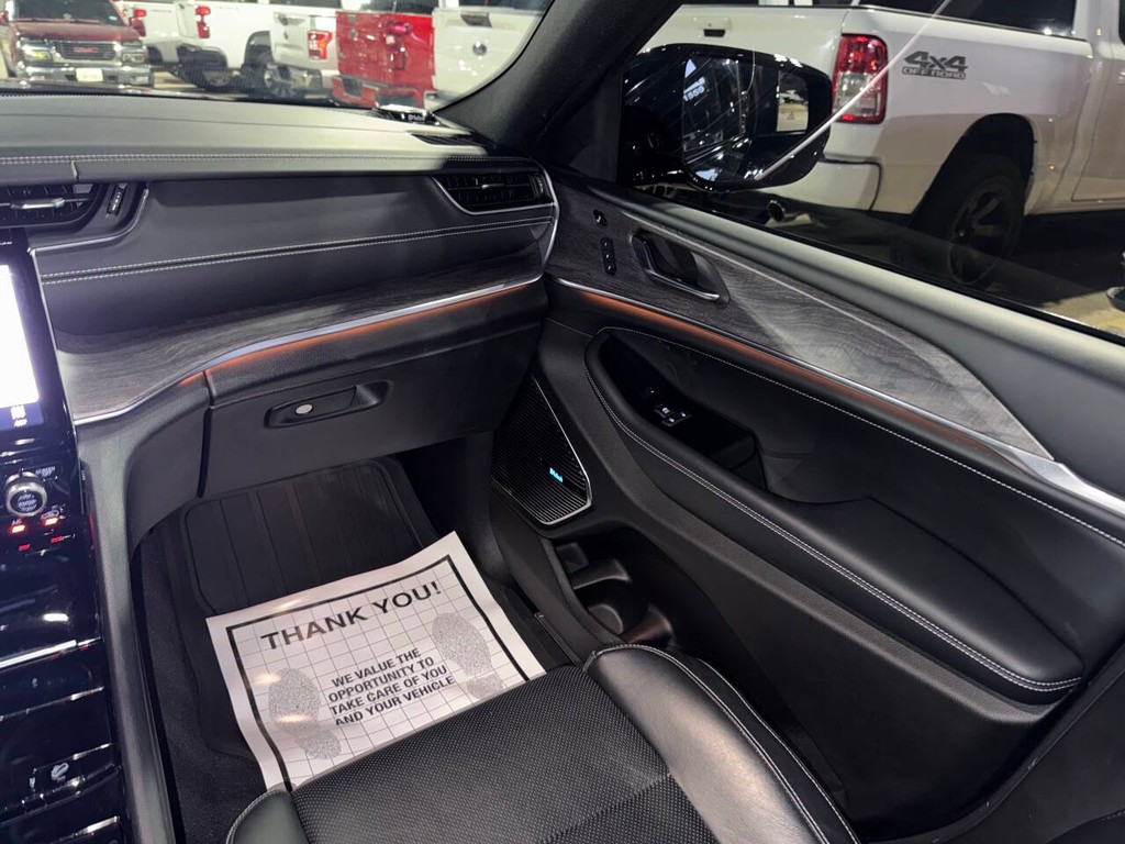 Jeep Grand Cherokee L Vehicle Full-screen Gallery Image 22