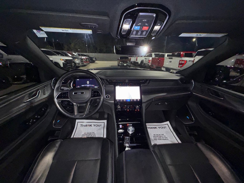 Jeep Grand Cherokee L Vehicle Full-screen Gallery Image 24