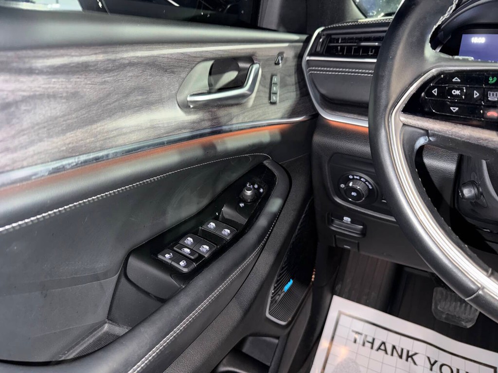 Jeep Grand Cherokee L Vehicle Full-screen Gallery Image 29