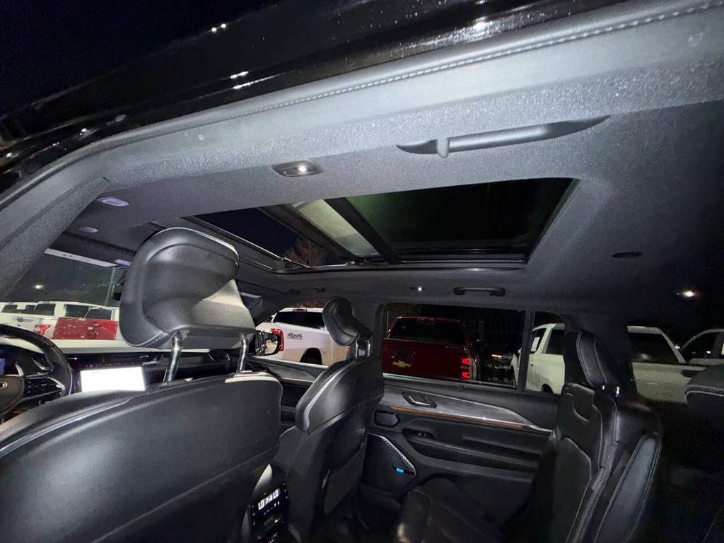 Jeep Grand Cherokee L Vehicle Full-screen Gallery Image 31