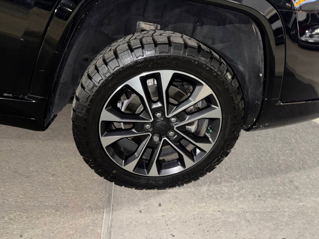 Jeep Grand Cherokee L Vehicle Full-screen Gallery Image 36