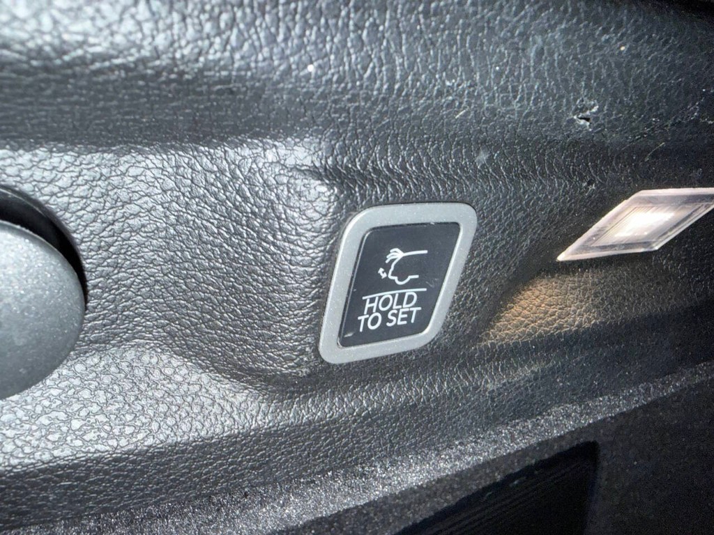 Jeep Grand Cherokee L Vehicle Full-screen Gallery Image 38