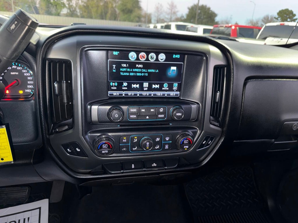Chevrolet Silverado 1500 Vehicle Full-screen Gallery Image 24