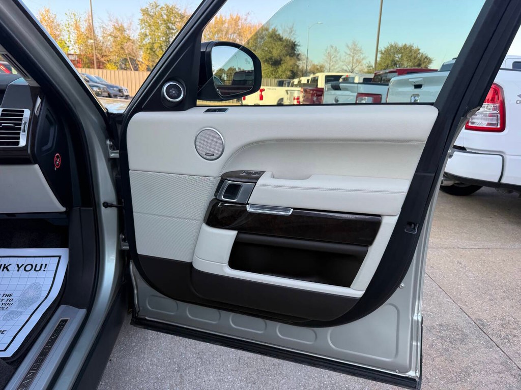 Land Rover Range Rover Vehicle Full-screen Gallery Image 11