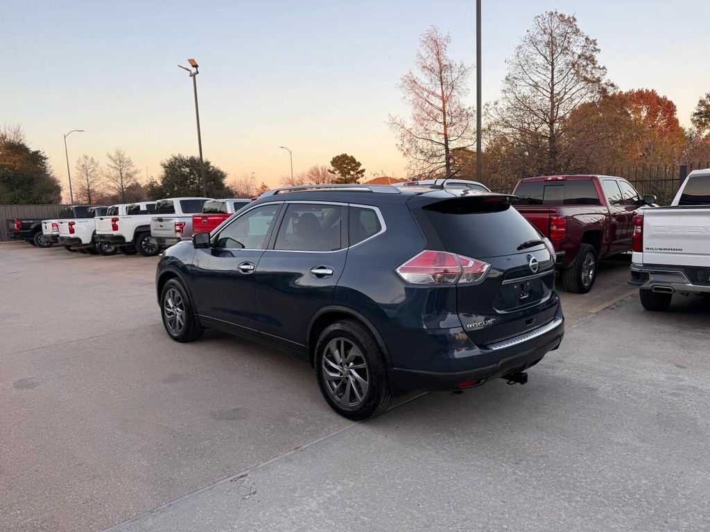 Nissan Rogue Vehicle Full-screen Gallery Image 04