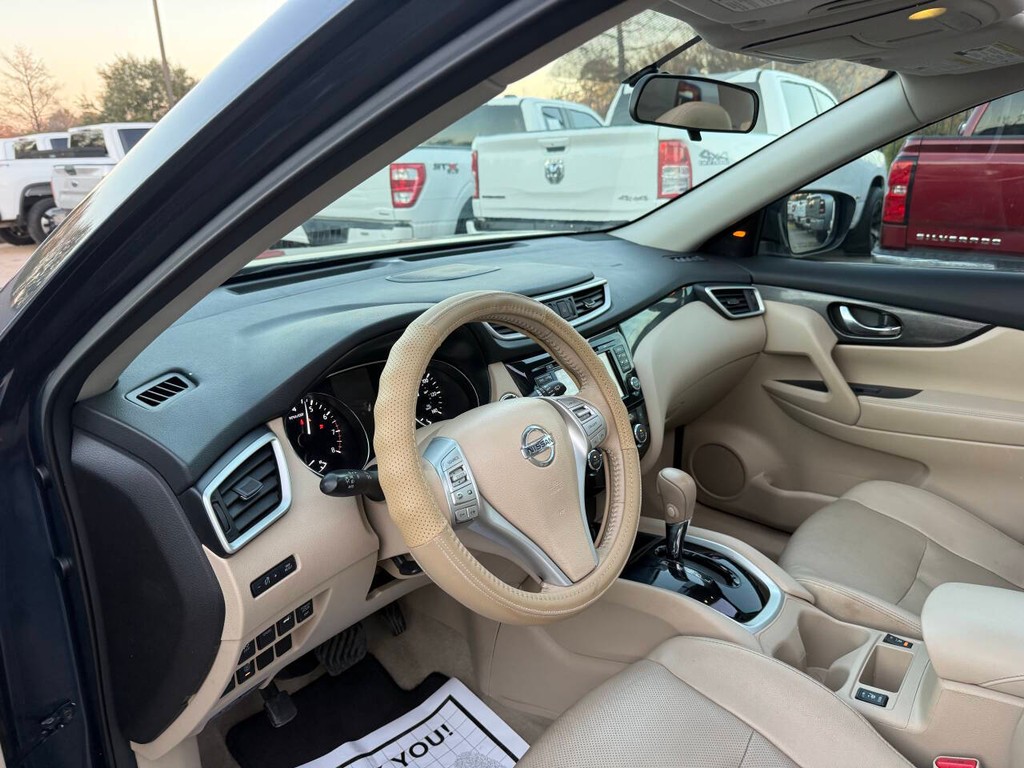 Nissan Rogue Vehicle Full-screen Gallery Image 06