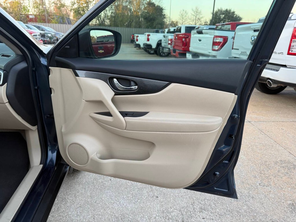 Nissan Rogue Vehicle Full-screen Gallery Image 11