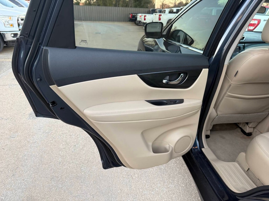 Nissan Rogue Vehicle Full-screen Gallery Image 14