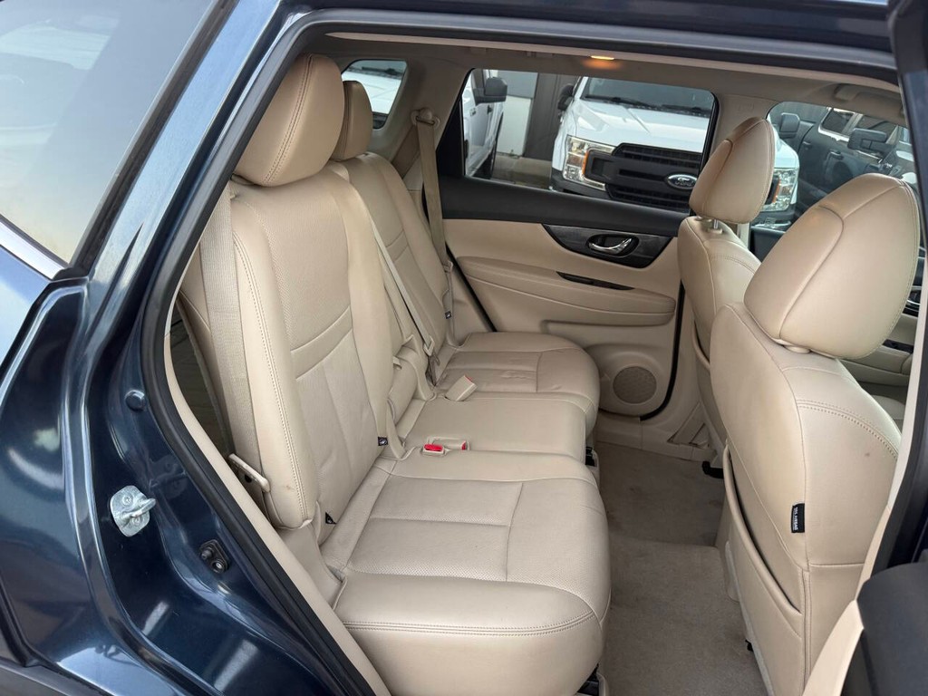 Nissan Rogue Vehicle Full-screen Gallery Image 15