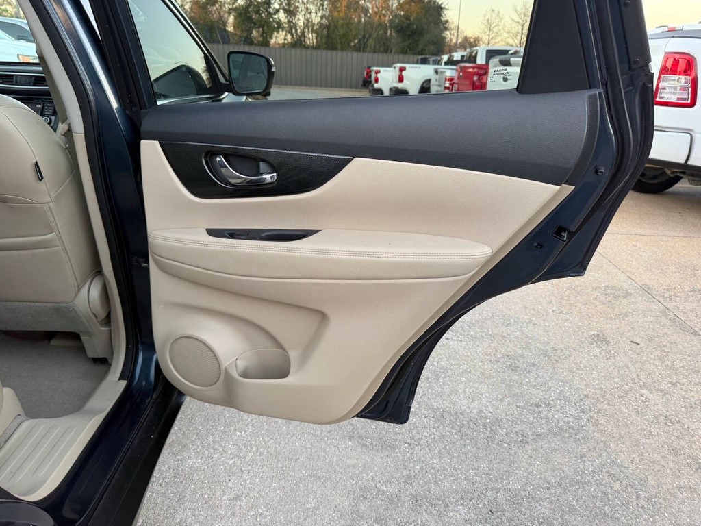 Nissan Rogue Vehicle Full-screen Gallery Image 16