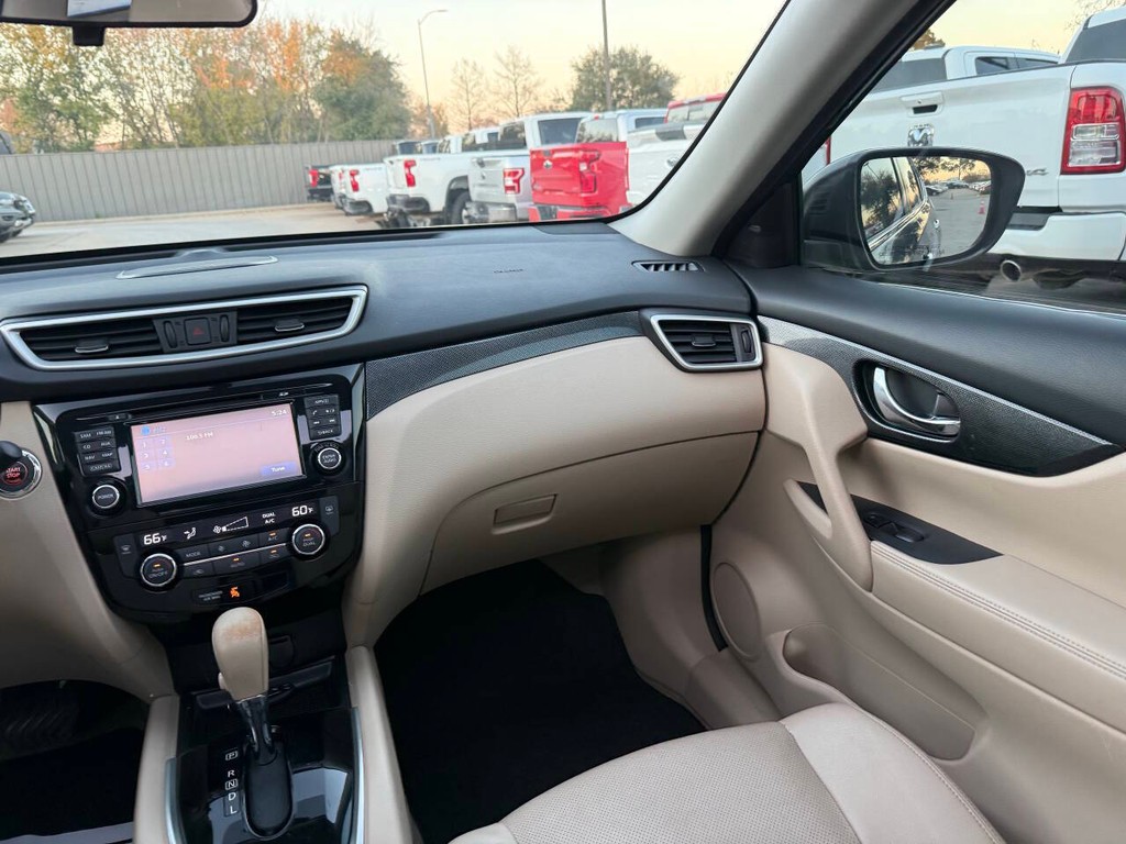 Nissan Rogue Vehicle Full-screen Gallery Image 20