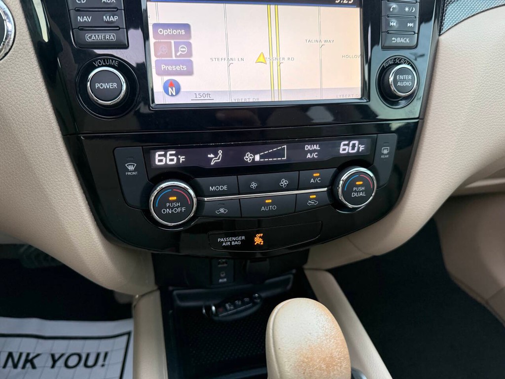 Nissan Rogue Vehicle Full-screen Gallery Image 25