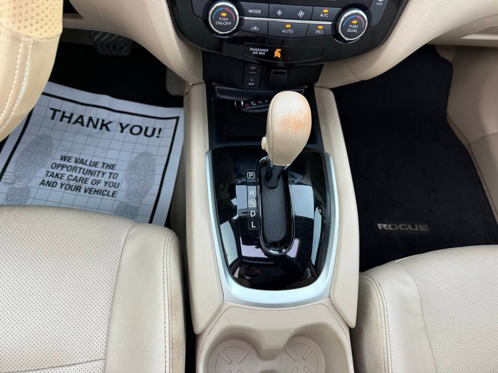 Nissan Rogue Vehicle Full-screen Gallery Image 26