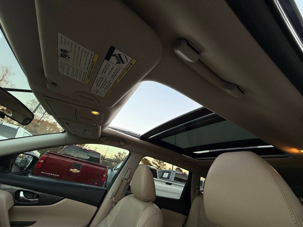 Nissan Rogue Vehicle Full-screen Gallery Image 28