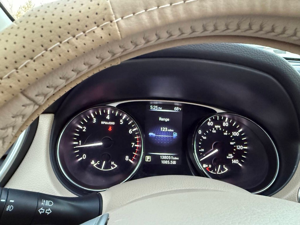 Nissan Rogue Vehicle Full-screen Gallery Image 30