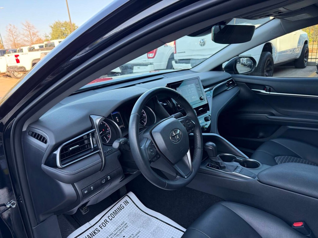 Toyota Camry Vehicle Full-screen Gallery Image 06