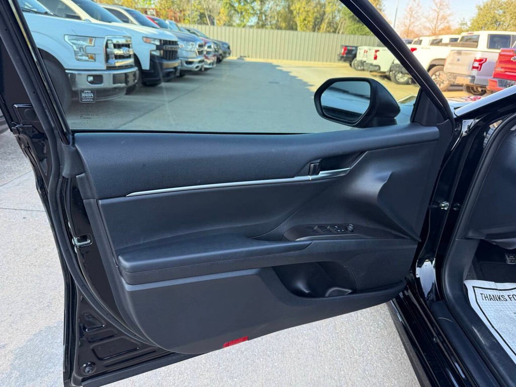 Toyota Camry Vehicle Full-screen Gallery Image 08